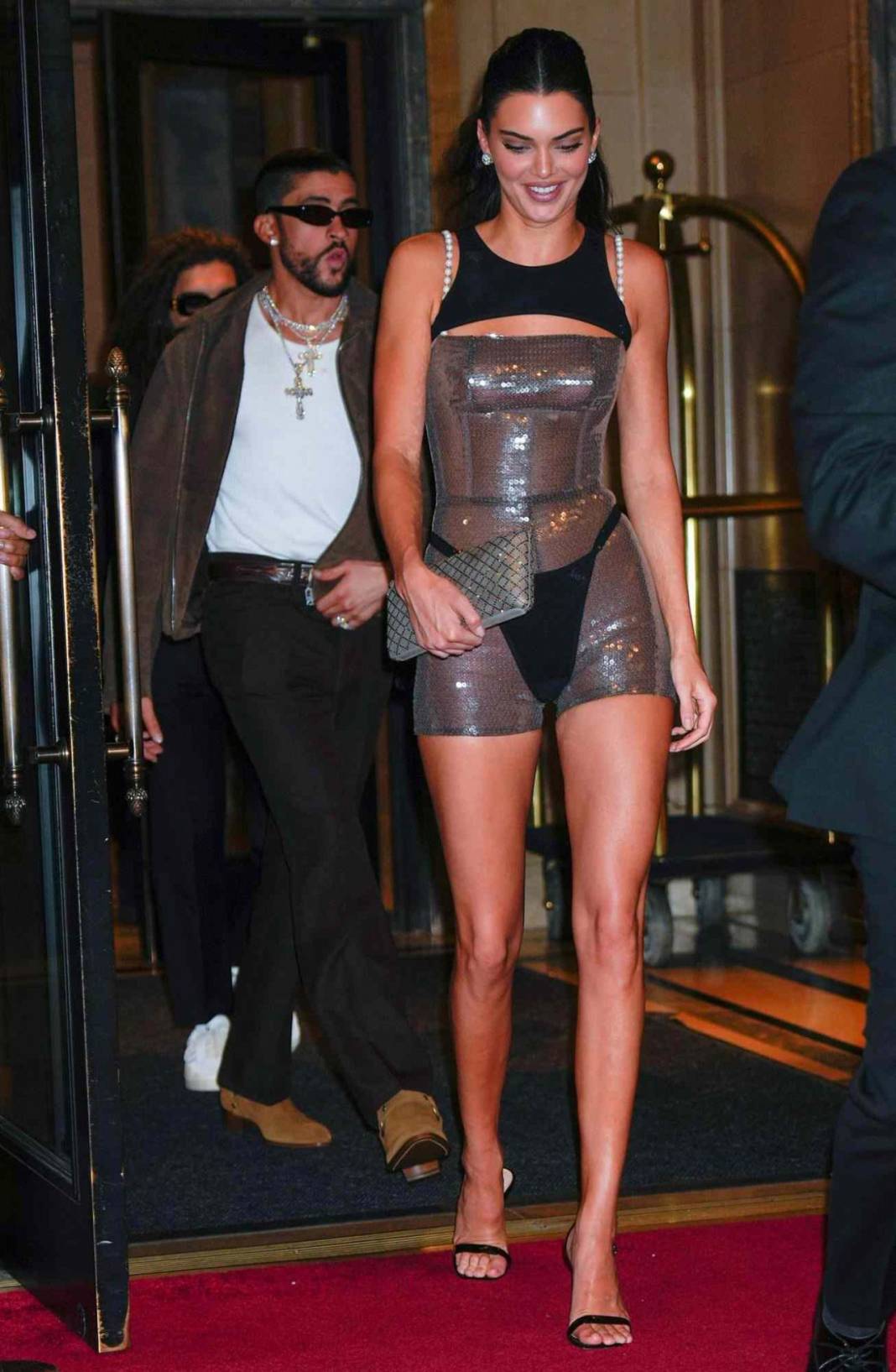 Ünlü model Kendall Jenner parti tarzıyla olay oldu! "Sanki elbise eksik kalmış" yorumları yapıldı 8