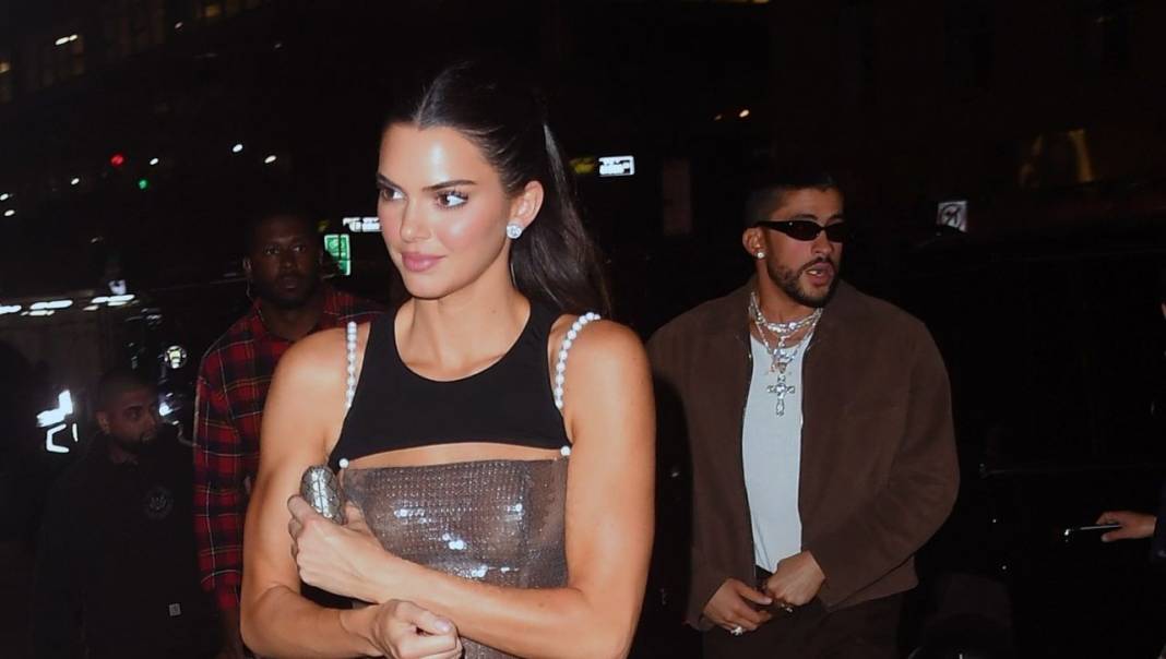 Ünlü model Kendall Jenner parti tarzıyla olay oldu! "Sanki elbise eksik kalmış" yorumları yapıldı 9