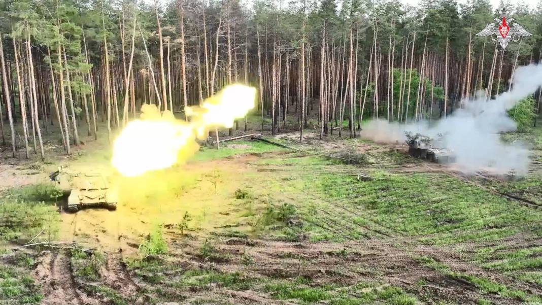 Rusya, Ukrayna mevzilerini obüslerle vurdu 8