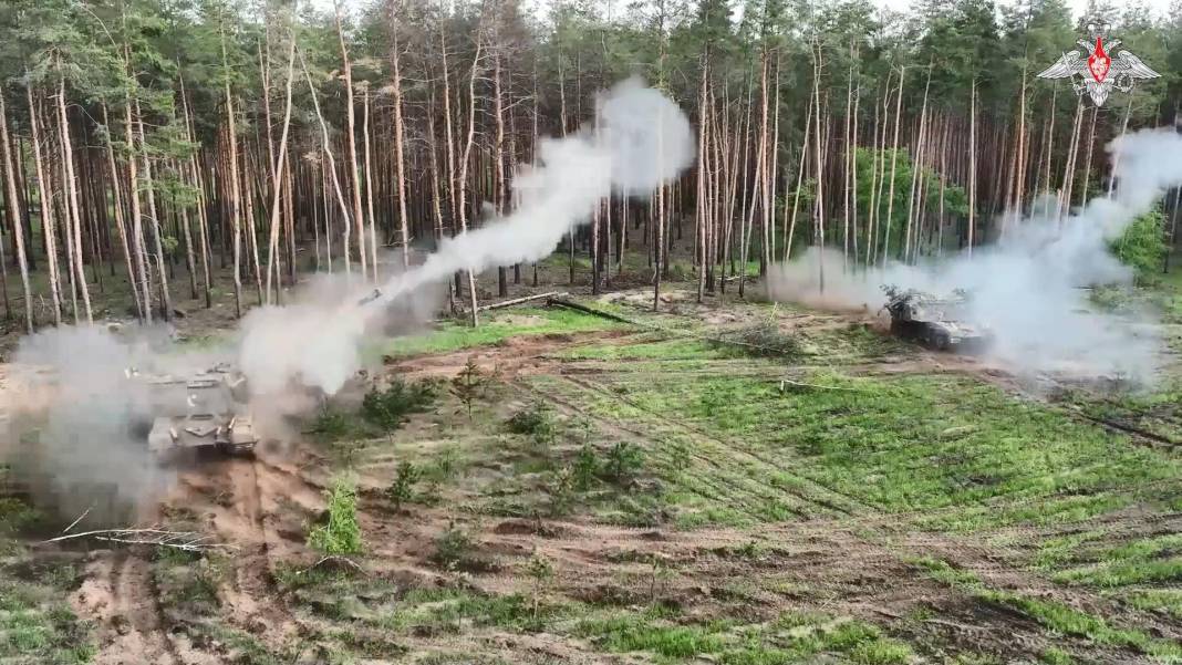 Rusya, Ukrayna mevzilerini obüslerle vurdu 5