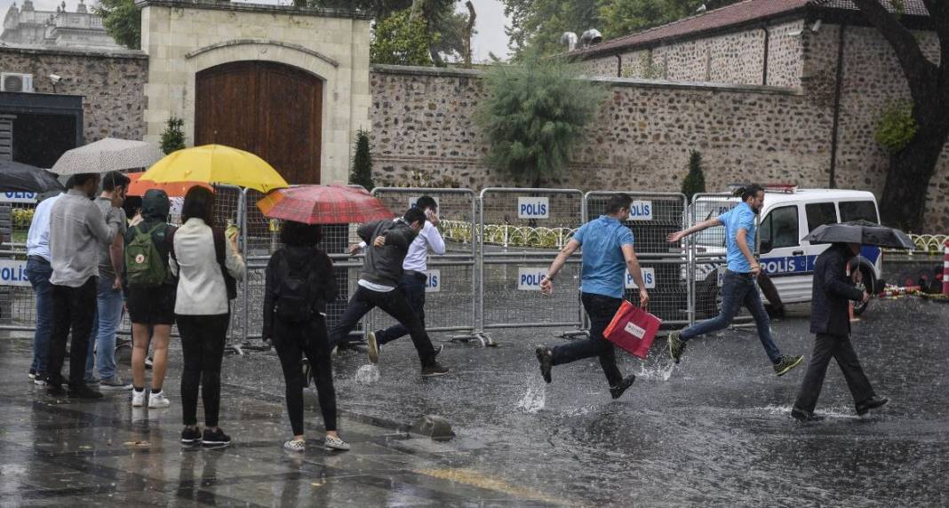 İstanbul'da sağanak alarmı. Dikkat saat verildi uyarılar peş peşe geldi 10