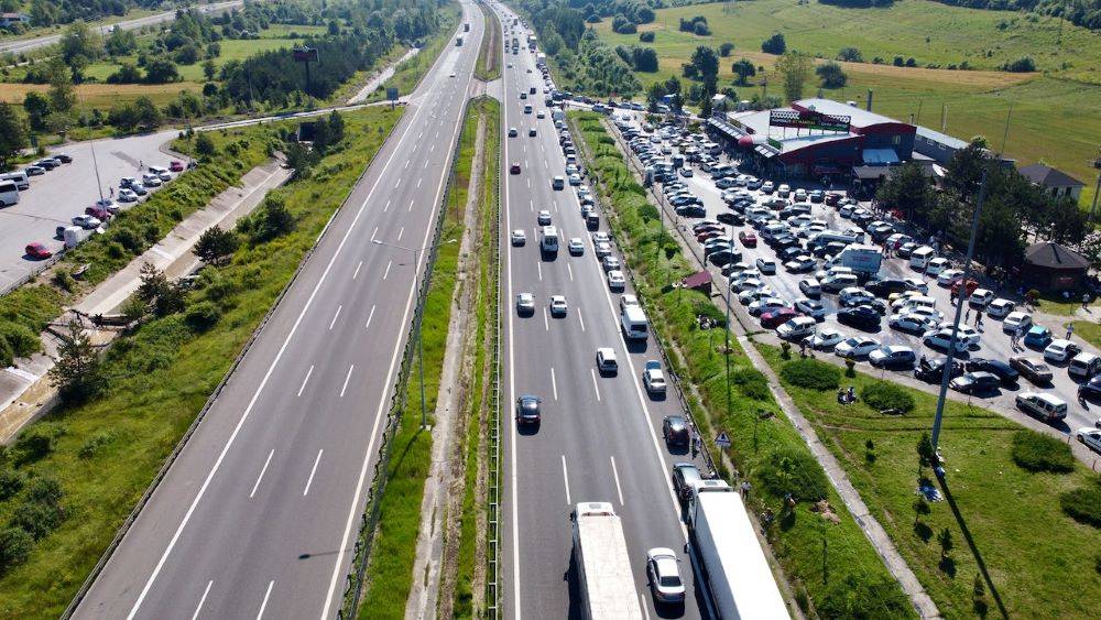 Tatil için yola çıkacaklar dikkat! Kilometrelerce araç kuyruğu oluştu 2