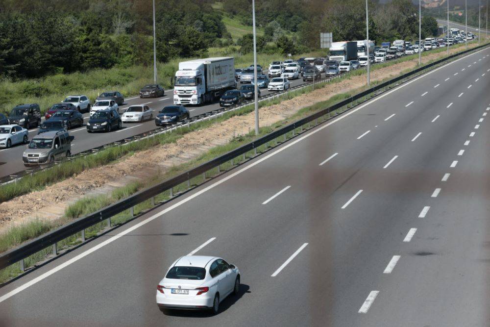 Tatil için yola çıkacaklar dikkat! Kilometrelerce araç kuyruğu oluştu 5