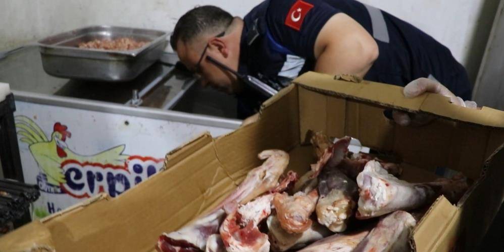 Şanlıurfalılara çürümüş tavuk yediren lokantacı Suriyeli çıktı. Çamaşır suyunda beyazlatıp beyazlatıp yedirmişler 8