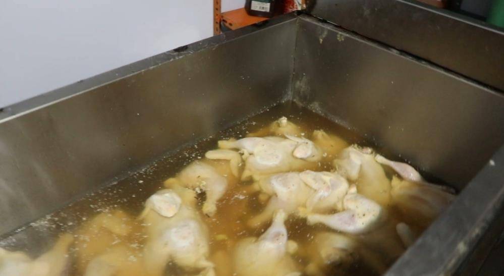 Şanlıurfalılara çürümüş tavuk yediren lokantacı Suriyeli çıktı. Çamaşır suyunda beyazlatıp beyazlatıp yedirmişler 6