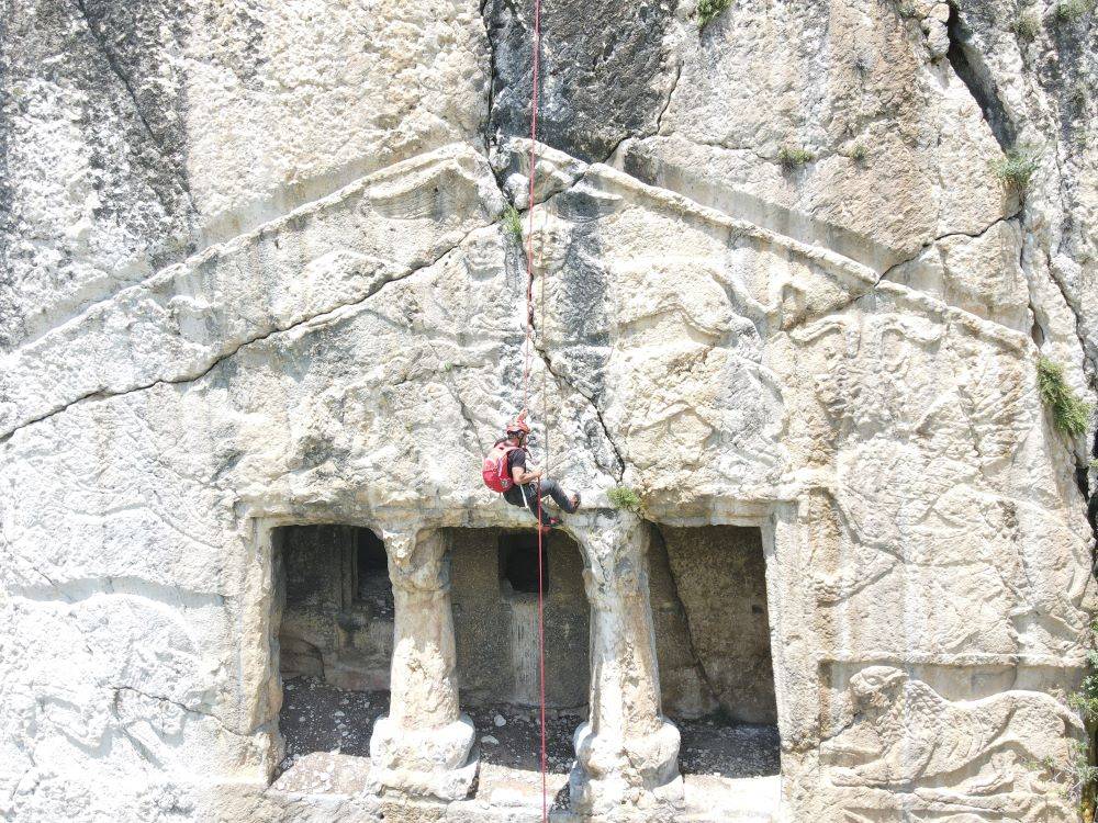 Kastamonu’da 2 bin 700 yıllık kaya mezarlık yok olmak üzere 3