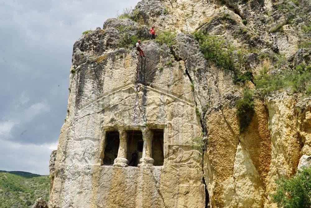 Kastamonu’da 2 bin 700 yıllık kaya mezarlık yok olmak üzere 15