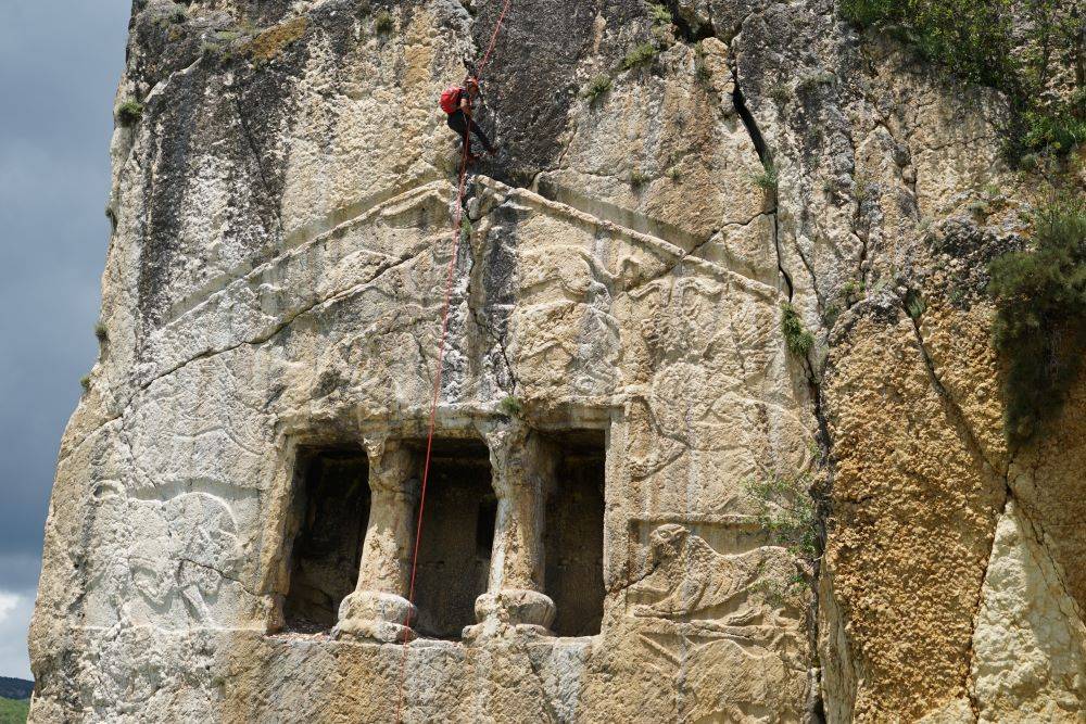 Kastamonu’da 2 bin 700 yıllık kaya mezarlık yok olmak üzere 12