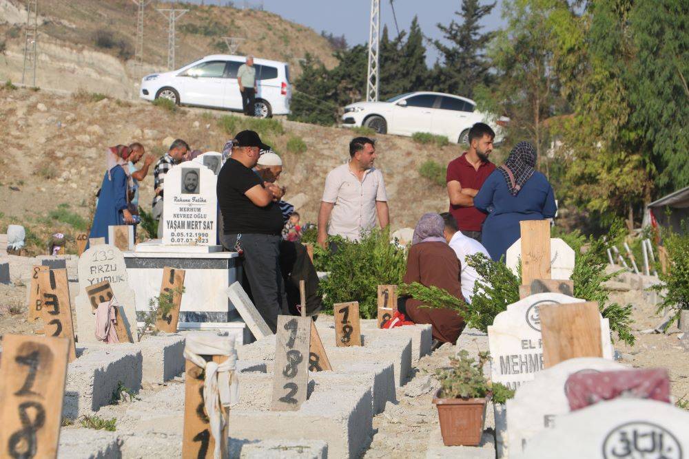 Deprem bölgesi bu bayram çok eksik. Depremzedeler bayramda acılarıyla baş başa 23