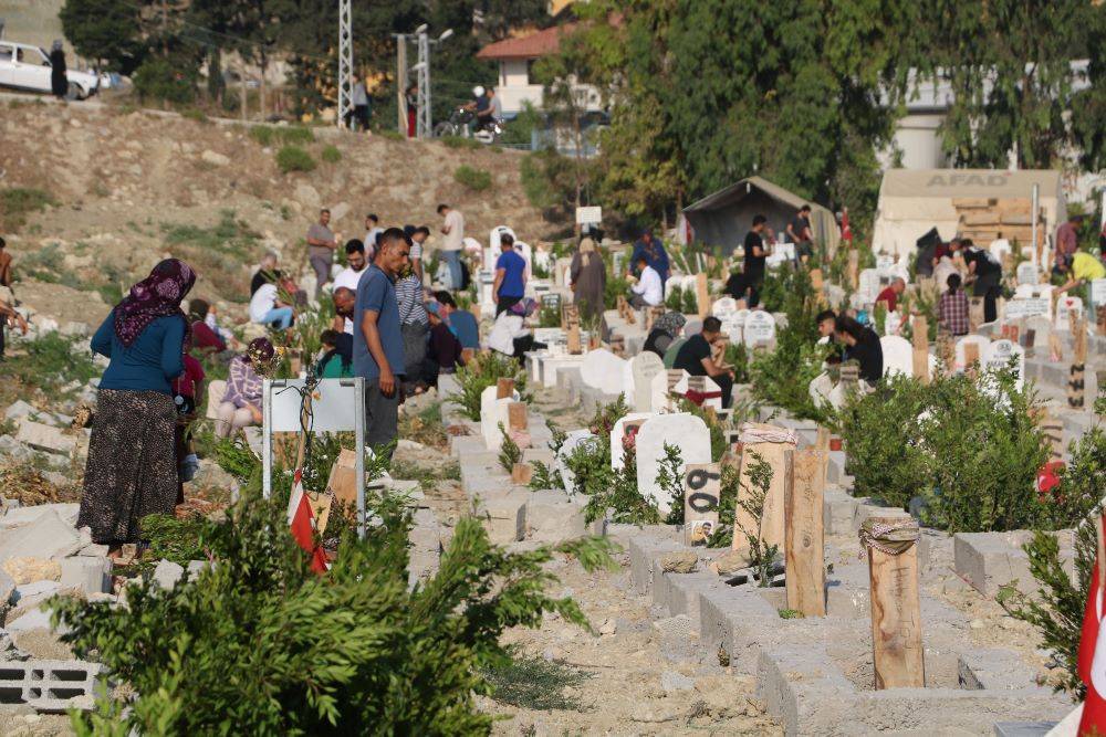 Deprem bölgesi bu bayram çok eksik. Depremzedeler bayramda acılarıyla baş başa 22