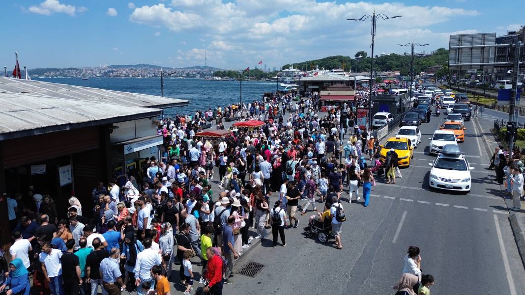 İstanbul'da bayram klasiği: İnsan seli oluştu, adım atacak yer kalmadı 10