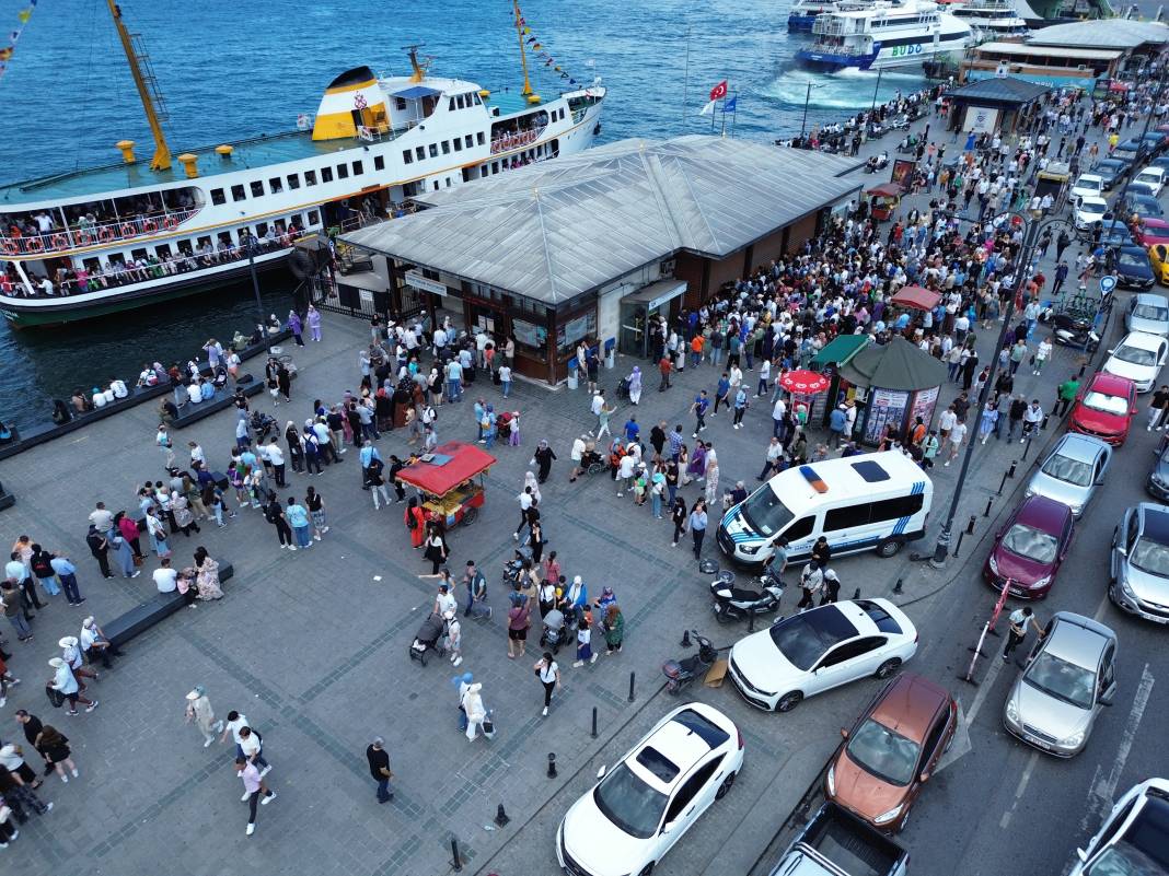 İstanbul'da bayram klasiği: İnsan seli oluştu, adım atacak yer kalmadı 4