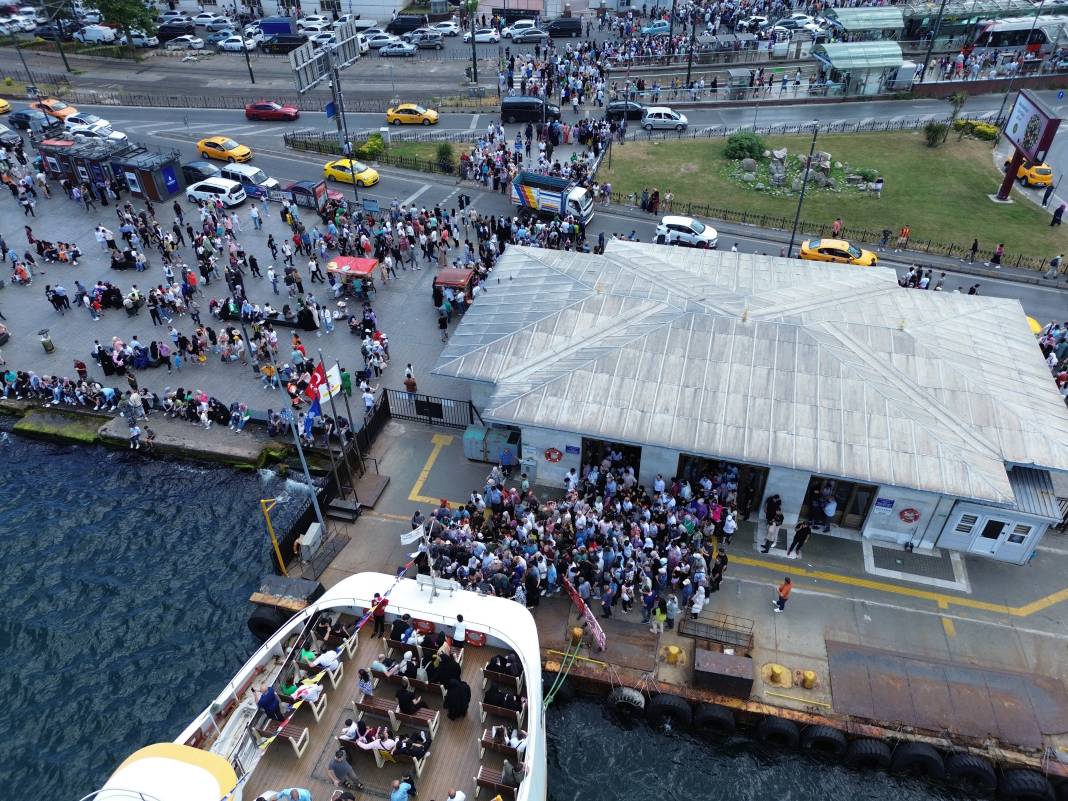 İstanbul'da bayram klasiği: İnsan seli oluştu, adım atacak yer kalmadı 1