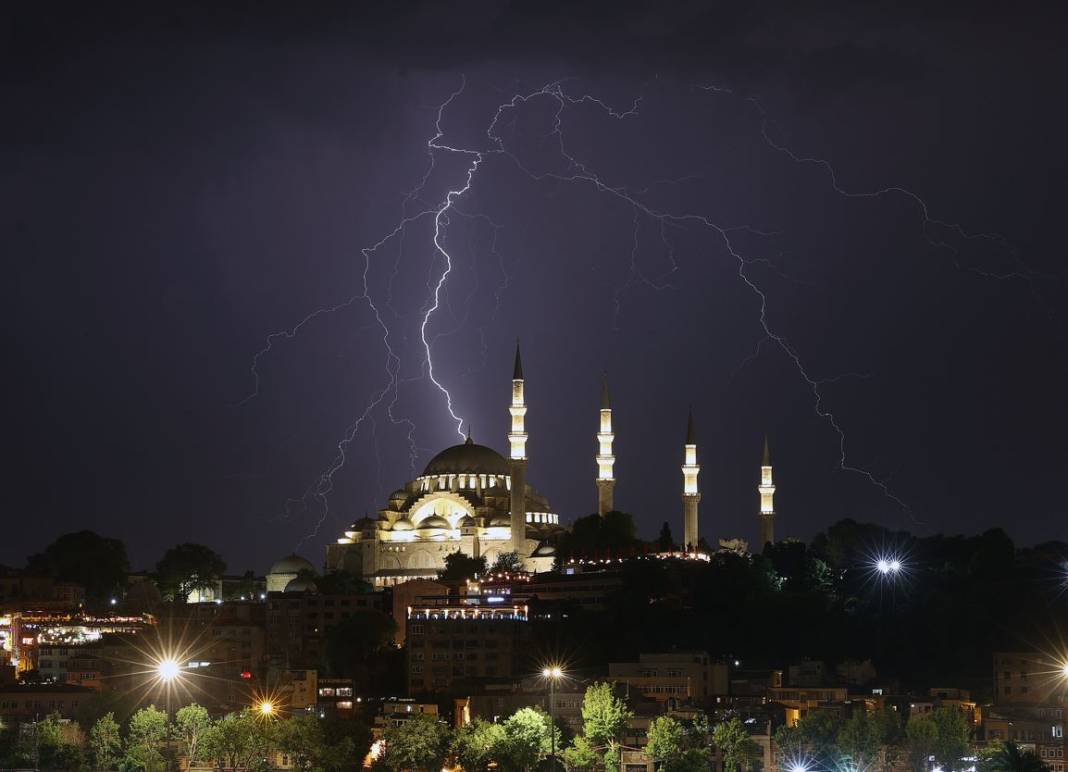İstanbul'da şimşekler geceyi gündüze çevirdi 11
