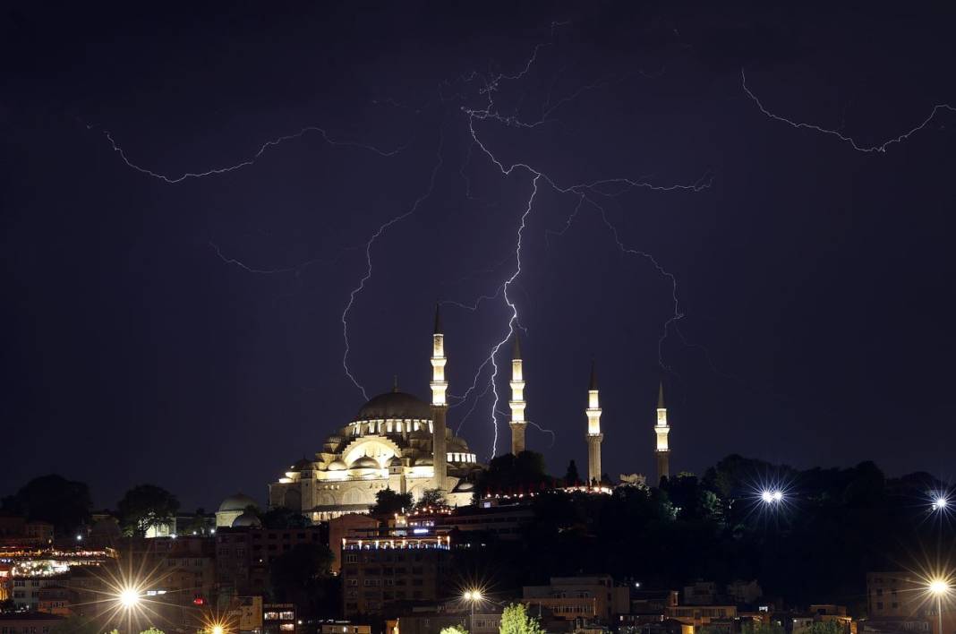 İstanbul'da şimşekler geceyi gündüze çevirdi 12