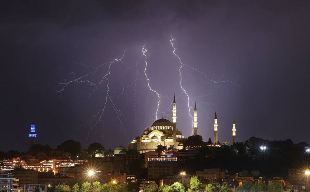 İstanbul'da şimşekler geceyi gündüze çevirdi 13