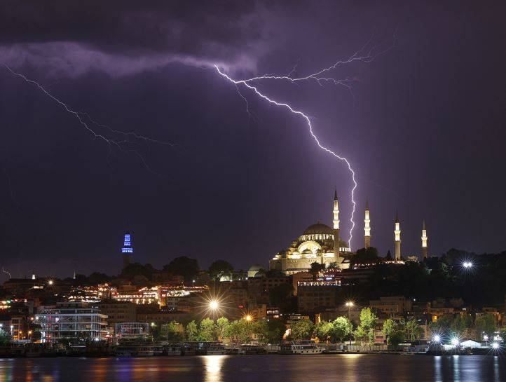 İstanbul'da şimşekler geceyi gündüze çevirdi 16