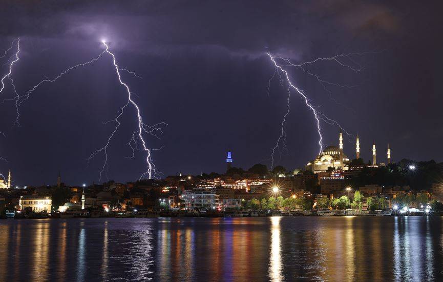 İstanbul'da şimşekler geceyi gündüze çevirdi 14