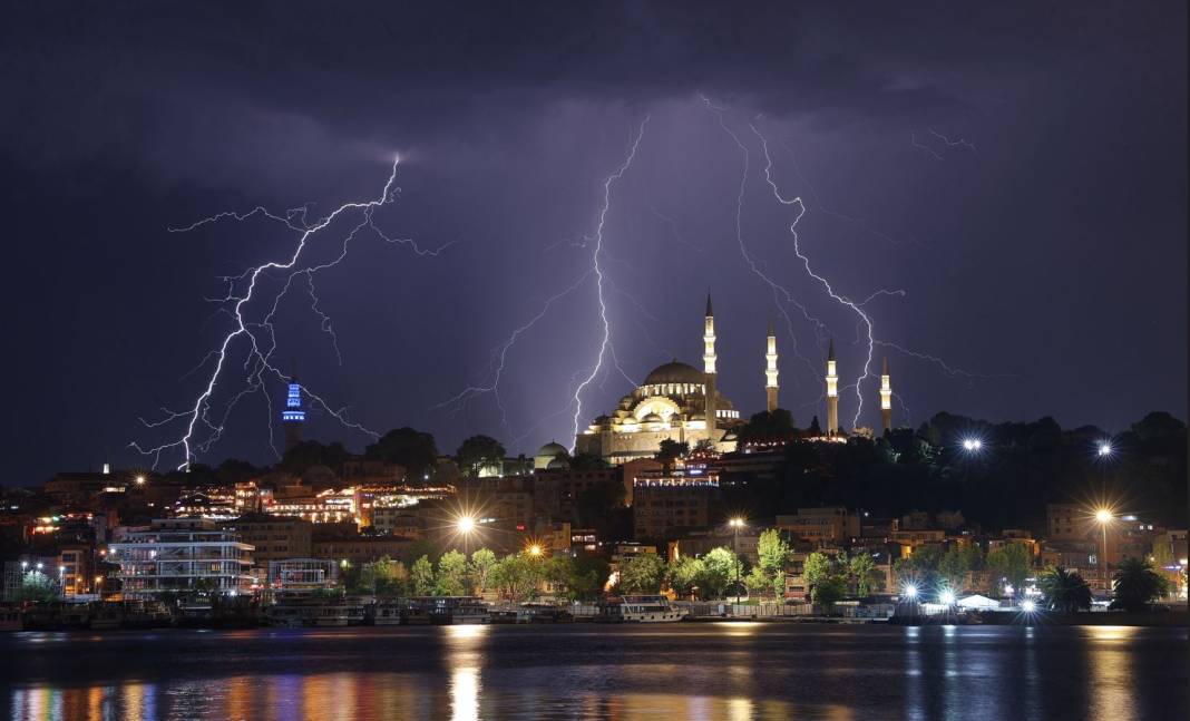 İstanbul'da şimşekler geceyi gündüze çevirdi 3