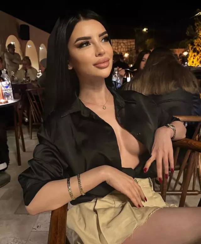 Oyuncu ve model Aleyna Eroğlu düğmelerini açarak paylaştı 2