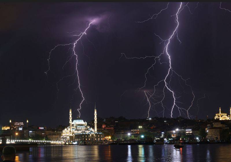 İstanbul'da şimşekler geceyi gündüze çevirdi 19