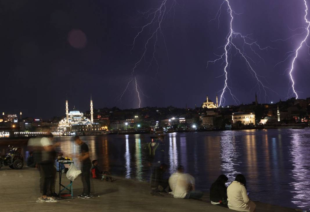 İstanbul'da şimşekler geceyi gündüze çevirdi 4