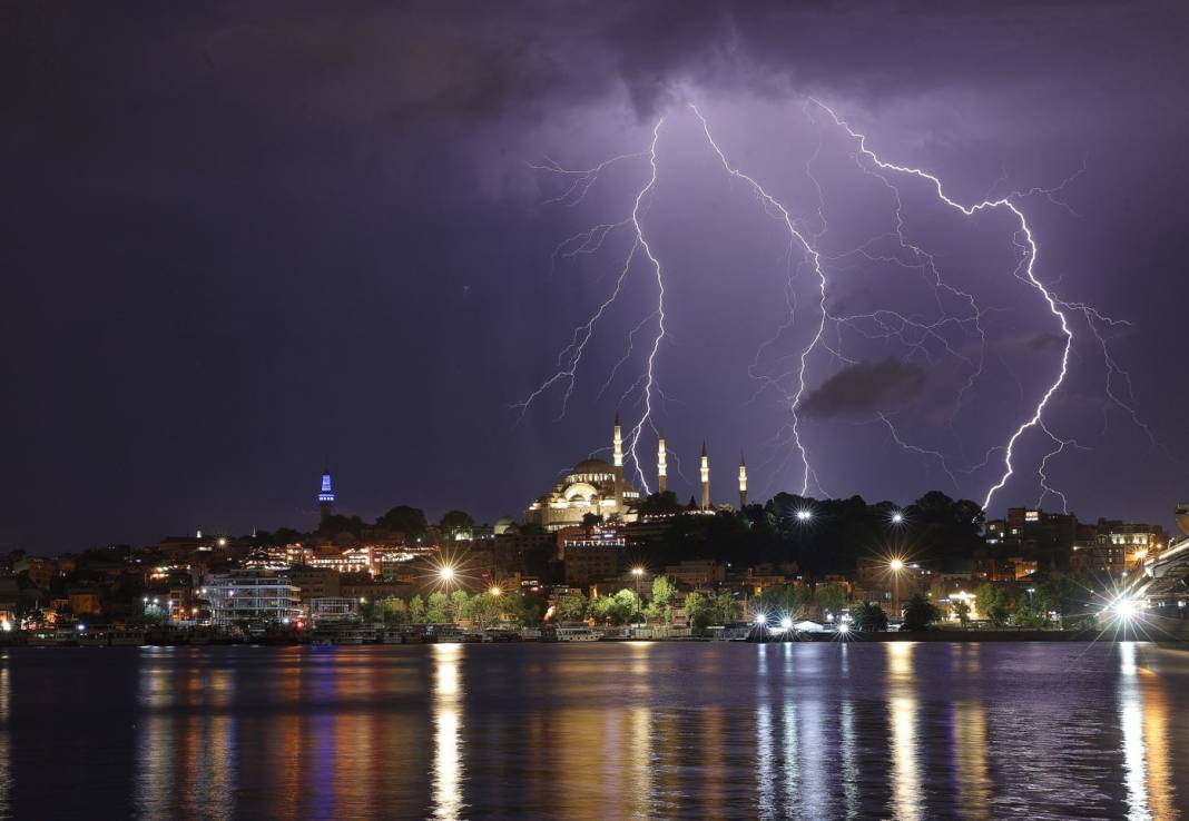 İstanbul'da şimşekler geceyi gündüze çevirdi 5