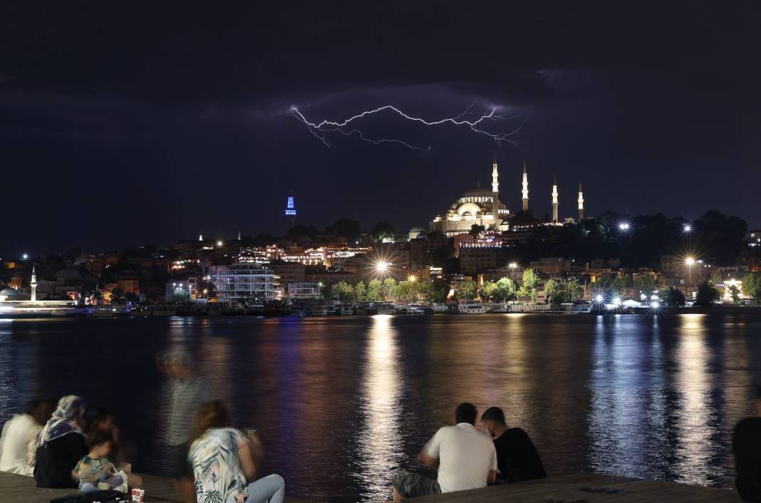 İstanbul'da şimşekler geceyi gündüze çevirdi 6