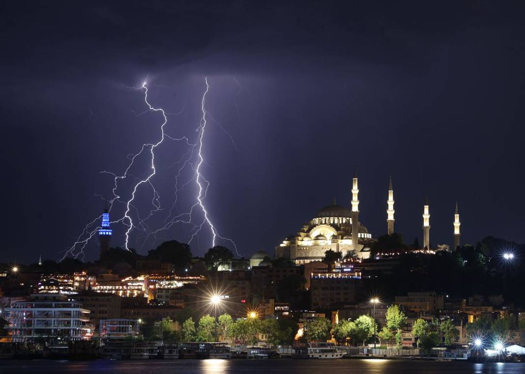 İstanbul'da şimşekler geceyi gündüze çevirdi 7