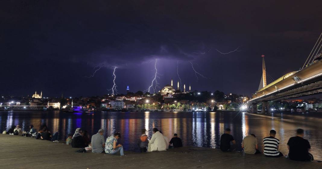 İstanbul'da şimşekler geceyi gündüze çevirdi 8