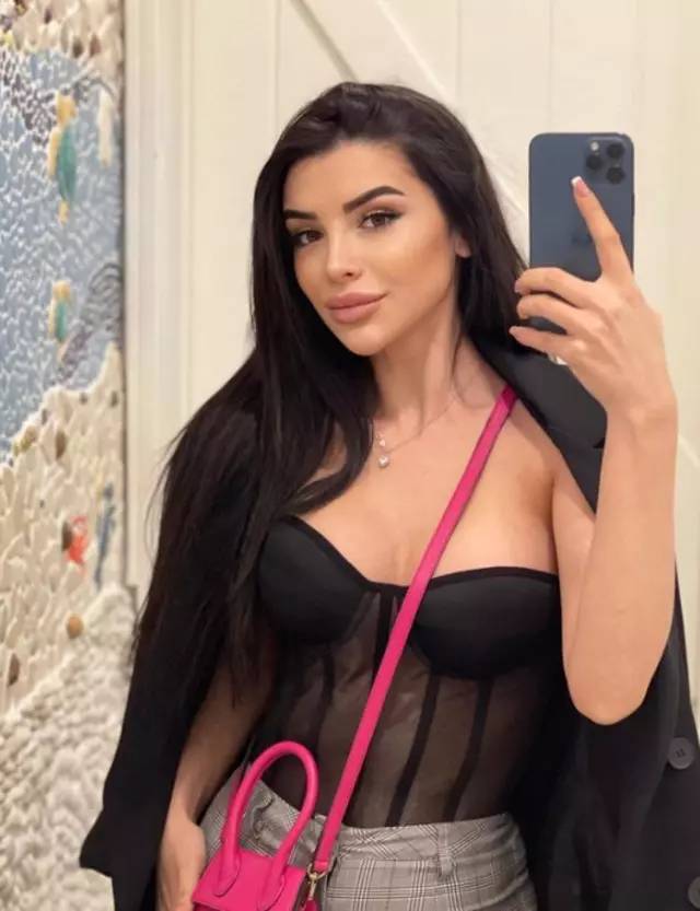 Oyuncu ve model Aleyna Eroğlu düğmelerini açarak paylaştı 7