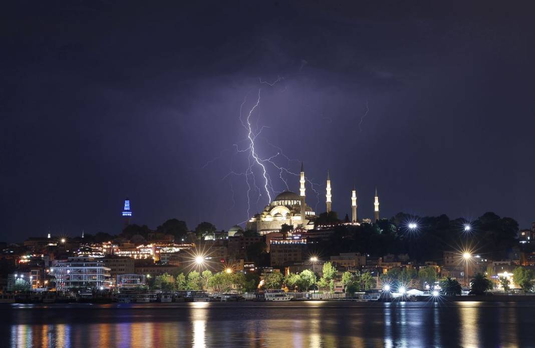 İstanbul'da şimşekler geceyi gündüze çevirdi 9