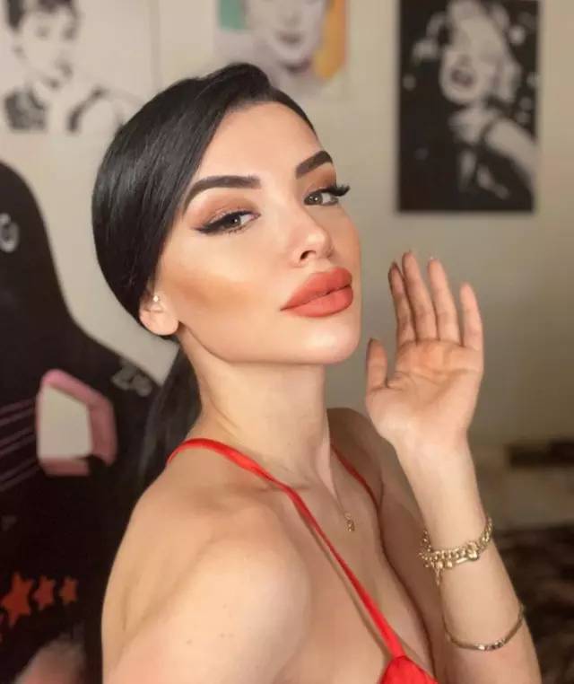 Oyuncu ve model Aleyna Eroğlu düğmelerini açarak paylaştı 8