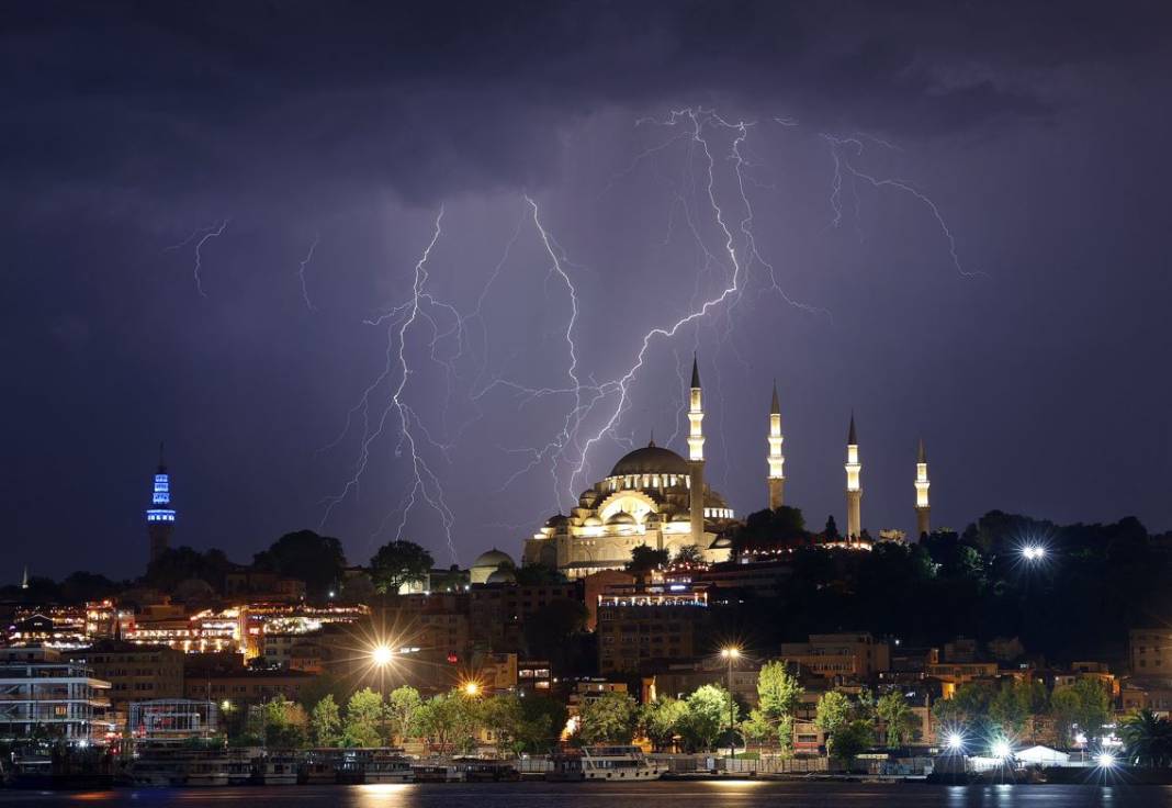 İstanbul'da şimşekler geceyi gündüze çevirdi 10