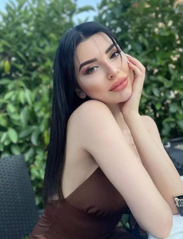 Oyuncu ve model Aleyna Eroğlu düğmelerini açarak paylaştı 9