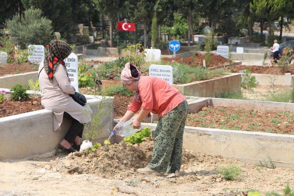 Deprem bölgesi bu bayram çok eksik. Depremzedeler bayramda acılarıyla baş başa 17