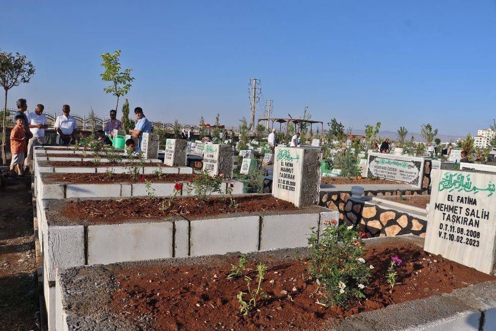 Deprem bölgesi bu bayram çok eksik. Depremzedeler bayramda acılarıyla baş başa 4