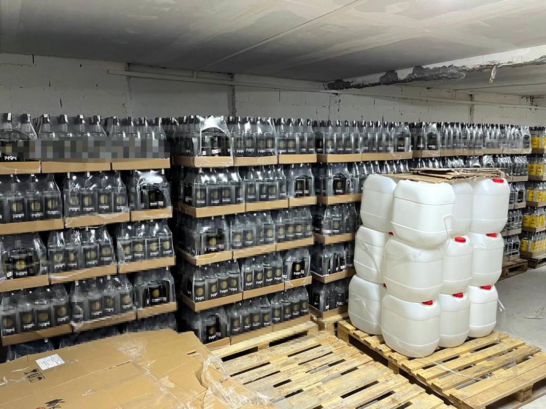 Edirne'de sahte içki operasyonu: 26 bin 300 şişe ele geçirildi 11