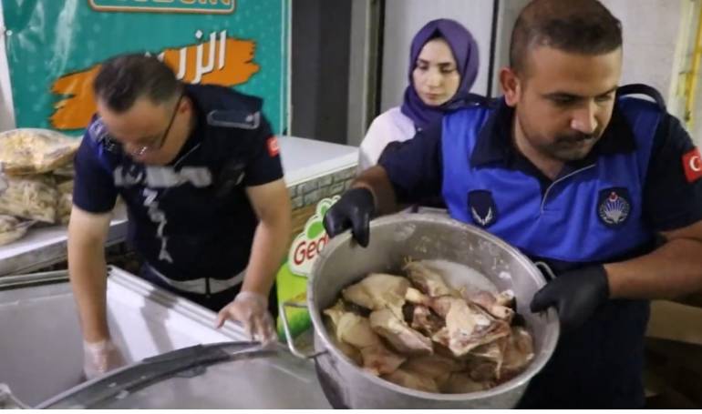 Şanlıurfalılara çürümüş tavuk yediren lokantacı Suriyeli çıktı. Çamaşır suyunda beyazlatıp beyazlatıp yedirmişler 3
