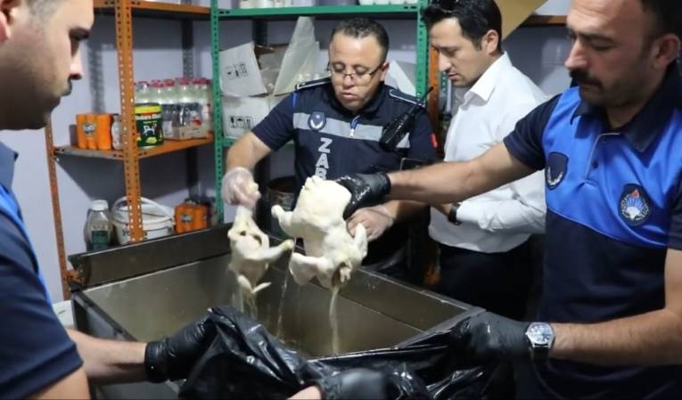 Şanlıurfalılara çürümüş tavuk yediren lokantacı Suriyeli çıktı. Çamaşır suyunda beyazlatıp beyazlatıp yedirmişler 2