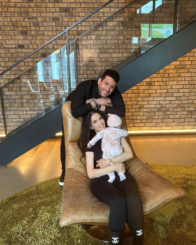 Oyuncu Murat Yıldırım ve eşi Iman Elbani bebekleri için Fas'ta geleneksel düğün yaptı. Anneyi salona tahtla getirdiler 14