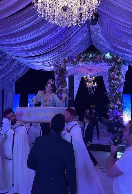 Oyuncu Murat Yıldırım ve eşi Iman Elbani bebekleri için Fas'ta geleneksel düğün yaptı. Anneyi salona tahtla getirdiler 9
