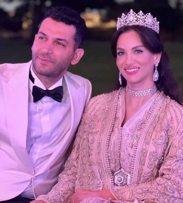 Oyuncu Murat Yıldırım ve eşi Iman Elbani bebekleri için Fas'ta geleneksel düğün yaptı. Anneyi salona tahtla getirdiler 8