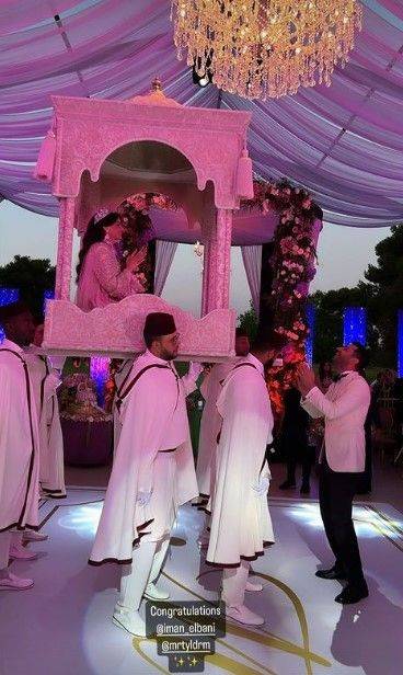 Oyuncu Murat Yıldırım ve eşi Iman Elbani bebekleri için Fas'ta geleneksel düğün yaptı. Anneyi salona tahtla getirdiler 11