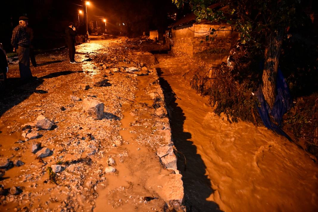 Samsun’da alarm! Cadde ve sokaklar göle döndü: 1 kişi hayatını kaybetti 10