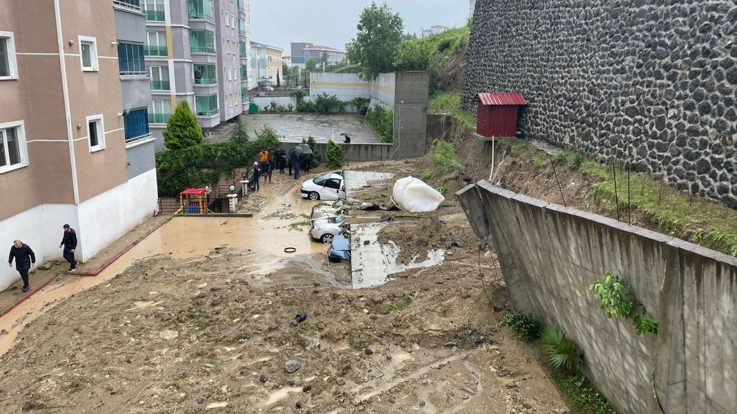 Samsun’da alarm! Cadde ve sokaklar göle döndü: 1 kişi hayatını kaybetti 23