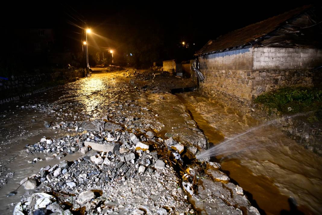Samsun’da alarm! Cadde ve sokaklar göle döndü: 1 kişi hayatını kaybetti 6