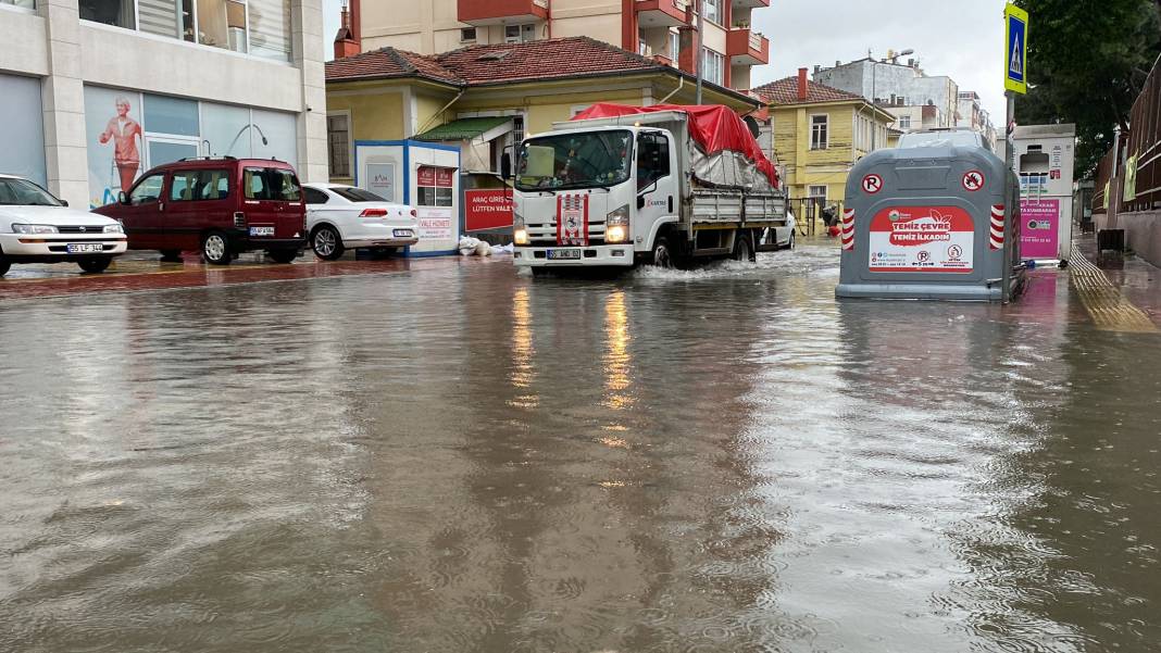 Samsun’da alarm! Cadde ve sokaklar göle döndü: 1 kişi hayatını kaybetti 19