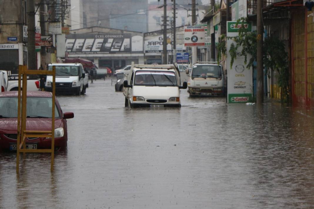Samsun’da alarm! Cadde ve sokaklar göle döndü: 1 kişi hayatını kaybetti 22