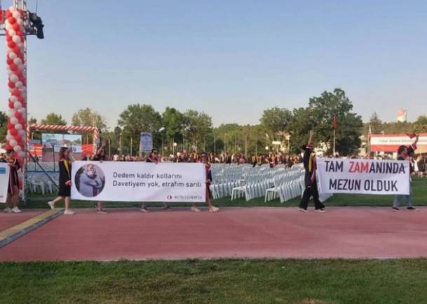 ODTÜ'lü öğrencilerden mezuniyet töreninde zeka dolu pankartlar. Her biri hem güldürüyor hem de ülkenin durumunu anlatıyor 4